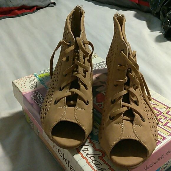 Flats/sandals - Picture 2 of 3